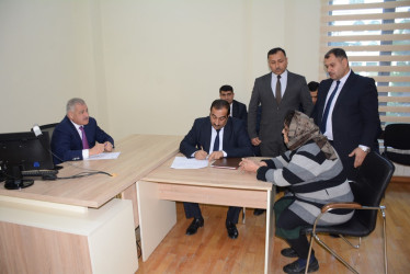 Rayon rəhbəri vətəndaş müraciətlərini dinləyib