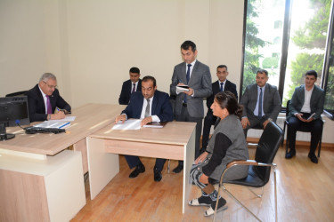 Rayon rəhbəri vətəndaş müraciətlərini dinləyib