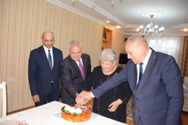 Tərtər Rayon İcra Hakimiyyətinin başçısı Müstəqim Məmmədov  “Əməkdar müəllim” Fazilə Kərimovanı 65 illik yubileyi münasibətilə ziyarət edib