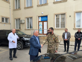 İcra başçısı xəstəxanada müalicə olunan şəhid anasını ziyarət edib