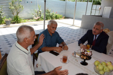Rayon rəhbəri “Konstitusiya və Suverenlik İli” çərçivəsində Birinci Qarabağ müharibəsi əlili Şükür Qasımovun ailəsini ziyarət edib