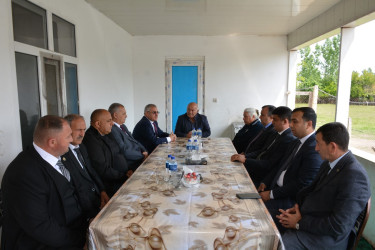 Rayon rəhbəri şəhid Elşən Əlizadənin  anası Sahibə Əliyevanı 60 illik yubileyi münasibəti ilə təbrik edib