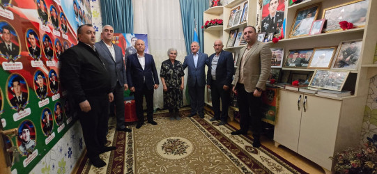 Rayon rəhbəri “Konstitusiya və Suverenlik İli” çərçivəsində Vətən müharibəsi Qəhrəmanı, şəhid polkovnik-leytenant Anar Əliyevin ailəsini ziyarət edib