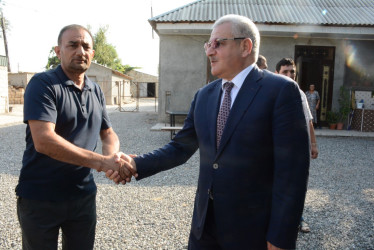 Rayon rəhbəri “Konstitusiya və Suverenlik İli” çərçivəsində Dəmirçilər və Cəmilli kəndindən olan şəhid ailələri və qazilərlə görüş keçirib
