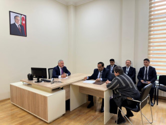 Rayon rəhbəri vətəndaş müraciətlərini dinləyib