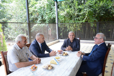 Rayon rəhbəri Yenikənd kəndində kənd ağsaqqalı Rafiq Əliyevi evində ziyarət edib