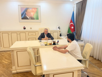 Rayon rəhbəri vətəndaş müraciətlərini dinləyib