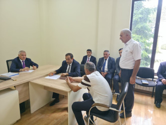 Rayon rəhbəri vətəndaş müraciətlərini dinləyib
