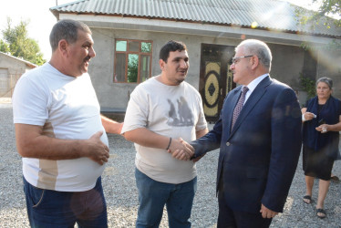 Rayon rəhbəri “Konstitusiya və Suverenlik İli” çərçivəsində Dəmirçilər və Cəmilli kəndindən olan şəhid ailələri və qazilərlə görüş keçirib