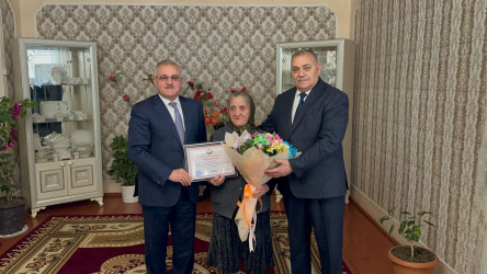 İcra başçısı “Konstitusiya və Suverenlik İli” çərçivəsində şəhid anası Raya Səfərovanı 75 illik yubileyi münasibəti ilə təbrik edib