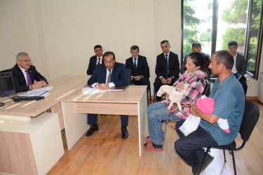 Rayon rəhbəri vətəndaş müraciətlərini dinləyib