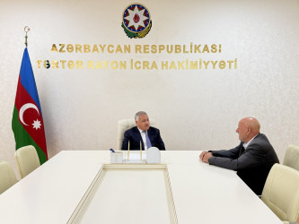 Rayon rəhbəri vətəndaş müraciətlərini dinləyib
