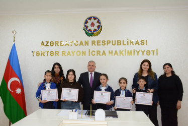 Tərtər Rayon İcra Hakimiyyətinin başçısı 2 fevral – Azərbaycan Gənclər Günü münasibətilə rayonda keçirilən rəsm sərgisi və əl işi müsabiqəsində fərqlənən məktəblilərlə görüş keçirib