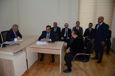 Rayon rəhbəri vətəndaş müraciətlərini dinləyib