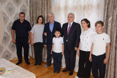 İcra başçısı 70 yaşını qeyd edən ağsaqqalı ziyarət edib