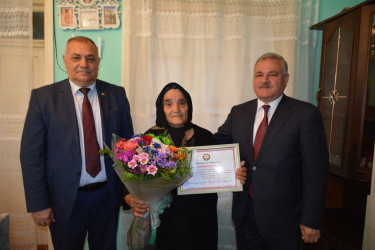 Rayon rəhbəri şəhid anası Tərdcə Nəcəfovanı 85 illik yubileyi münasibəti ilə təbrik edib