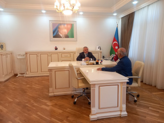 Rayon rəhbəri vətəndaş müraciətlərini dinləyib