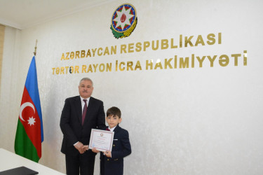 Rayon rəhbəri  məktəbliləri təltif edib