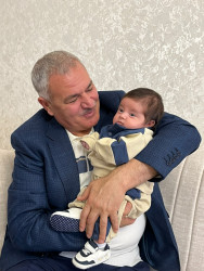 Tərtər RİH başçısı Müstəqim Məmmədov yeni övladı dünyaya gəlmiş Vətən Müharibəsi Qəhrəmanı Azər Abdullazadəni təbrik edib
