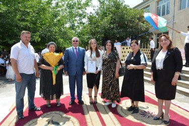 Rayon rəhbəri yekun attestasiya imtahanında yüksək bal toplayan məzunları təltif edib