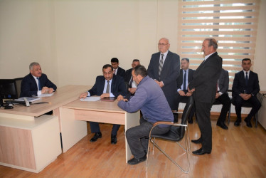 Rayon rəhbəri vətəndaş müraciətlərini dinləyib