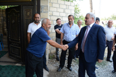 Rayon rəhbəri şəhid atasının üç mərasimində iştirak edib