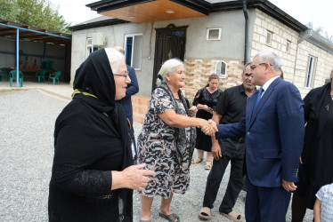 Rayon rəhbəri “Konstitusiya və Suverenlik İli” çərçivəsində Qaynaq və Yuxarı Qapanlı kəndindən olan şəhid ailələri və qazilərlə görüş keçirib
