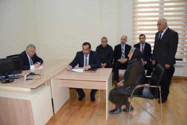 Rayon rəhbəri vətəndaş müraciətlərini dinləyib