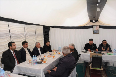 Rayon rəhbəri şəhid Şakir Həsənovun qardaşının yas mərasimində iştrak edib