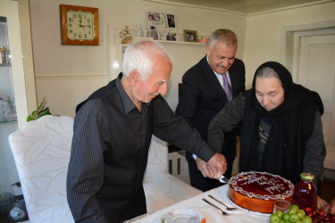 Rayon rəhbəri birinci Qarabağ müharibəsində itkin düşmüş,  şəhid Kəmaləddin Alışovun atası  Əhəd Alışovu 90 illik yubileyi münasibəti ilə təbrik edib