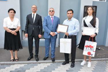 Rayon rəhbəri yekun attestasiya imtahanında yüksək bal toplayan məzunları təltif edib