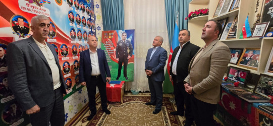 Rayon rəhbəri “Konstitusiya və Suverenlik İli” çərçivəsində Vətən müharibəsi Qəhrəmanı, şəhid polkovnik-leytenant Anar Əliyevin ailəsini ziyarət edib