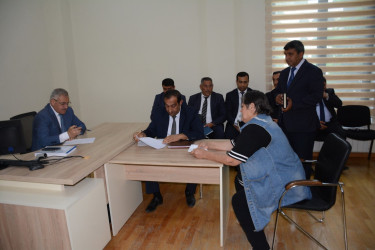 Rayon rəhbəri vətəndaş müraciətlərini dinləyib