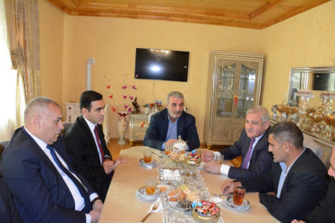 Rayon rəhbəri 8 noyabr - Zəfər Gününün beşinci ildönümü ilə əlaqədar şəhid Abbaszadə Elşadın ailəsini ziyarət edib