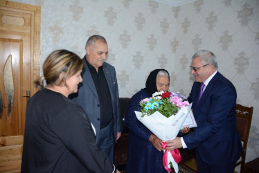 Rayon rəhbəri “Konstitusiya və Suverenlik İli” çərçivəsində şəhid anası Nəzakət Tapdıqovanı ad günü münasibəti ilə təbrik edib