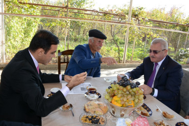 Rayon rəhbəri 8 Noyabr Zəfər Günü ərəfəsində kənd ağsaqqalı, şəhid qardaşı İman Almuradovu 80 illik yubileyi münasibəti ilə təbrik edib