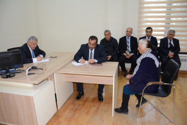 Rayon rəhbəri vətəndaş müraciətlərini dinləyib