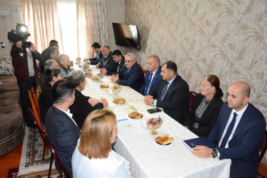 Rayon rəhbəri “Konstitusiya və Suverenlik İli” çərçivəsində Hüsənli kəndindən olan şəhid ailələri ilə görüş keçirib