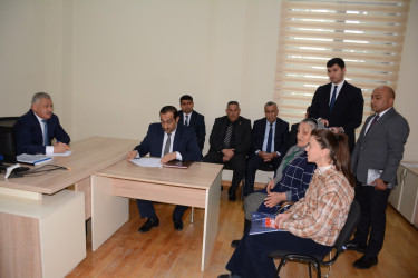 Rayon rəhbəri vətəndaş müraciətlərini dinləyib