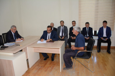 Rayon rəhbəri vətəndaş müraciətlərini dinləyib