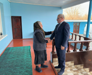 İcra başçısı “Konstitusiya və Suverenlik İli” çərçivəsində şəhid anası Raya Səfərovanı 75 illik yubileyi münasibəti ilə təbrik edib