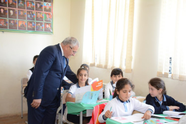 Rayon rəhbəri Seydimli kənd tam orta məktəbində mövcud şəraitlə tanış olub