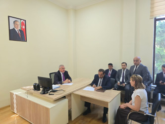 Rayon rəhbəri vətəndaş müraciətlərini dinləyib