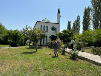 Rayon ərazisində yerləşən məscid və ziyarətgahların ətrafında genişmiqyaslı təmizlik işləri aparılıb