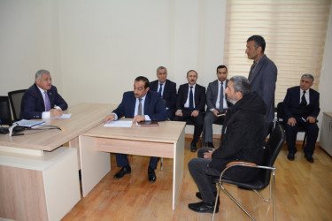 Rayon rəhbəri vətəndaş müraciətlərini dinləyib