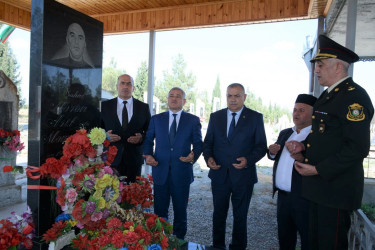 İcra başçısı 27 sentyabr “Anım Günü” ilə əlaqədar Kəbirli kəndində Vətən Müharibəsi zamanı şəhid olmuş mülki vətəndaş Məmmədov Həsən Asif oğlunun məzarını ziyarət edib