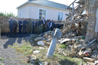 Tərtərlilər “Anım Günü”ndə 44 günlük Vətən müharibəsində erməni separatçıları tərəfindən atılan “Smerç” raketi nəticəsində dagıdılmış açıq havada fəaliyyət göstərən ev muzeyinə ekskursiya etdilər