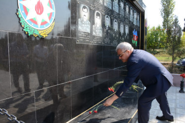 Rayon rəhbəri “Konstitusiya və Suverenlik İli” çərçivəsində Qaradağlı kəndində şəhid ailələri və qazilərlə görüş keçirib