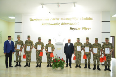 İcra başçısı “Heydər Əliyev ili” çərçivəsində 26 iyun Azərbaycan Silahlı Qüvvələri günü ərəfəsində bir qurup hərbçini qəbul edib