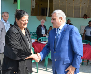 Rayon rəhbəri Vətən Müharibəsi şəhidi Aslanlı Orxan Şahmar oğlunun ikinci ildönümü ilə əlaqədar yas mərasimində iştirak edib